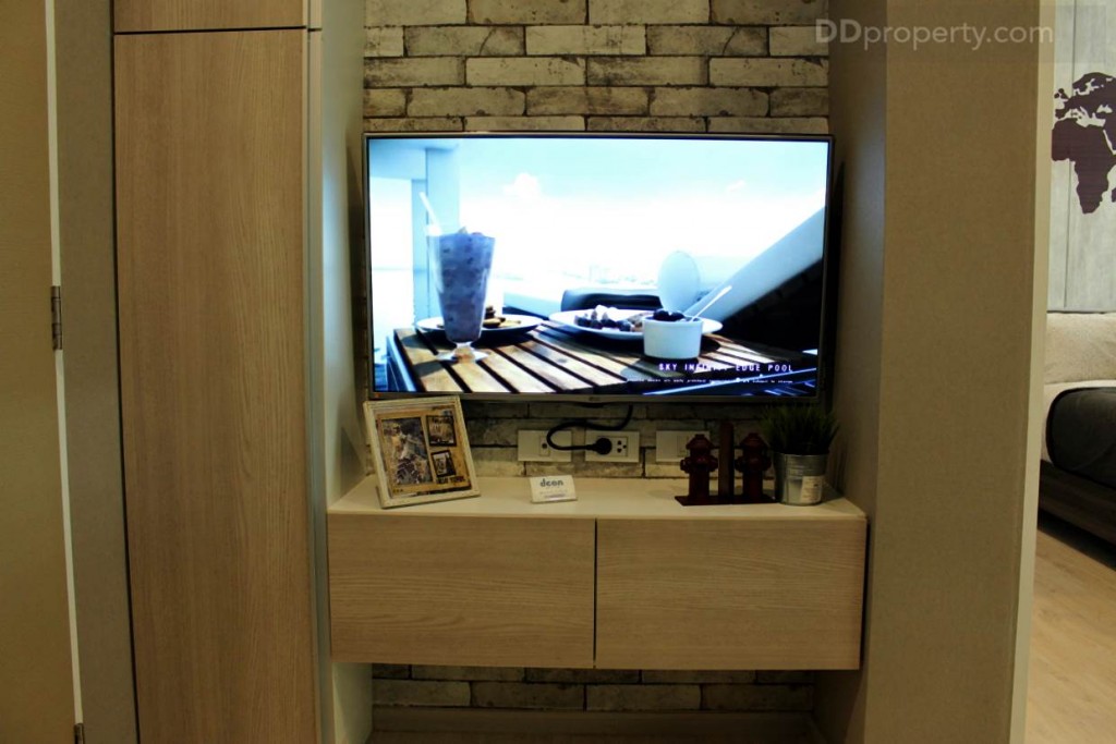 ชั้นวางทีวีบิลท์อินแบบลอยตัวท็อปด้วยลามิเนตลายไม้