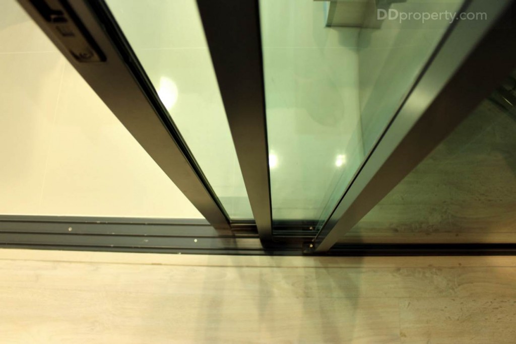 ห้องครัวมีประตูบานเลื่อนแบบ 3 ตอน ขอบอะลูมิเนียม Power Coat สีเทา พร้อมกระจกใสเขียว ช่วยในเรื่องของแสงและกลิ่น