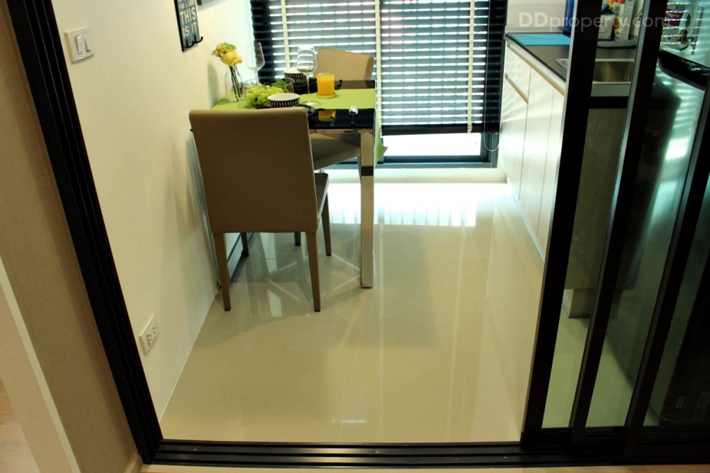 พื้นห้องครัวปูกระเบื้องแกรนิต ขนาด 0.60 X 0.60 มม. ผิวเรียบเงาเพื่อความสวยงามและเพื่อความสะดวกในการทำความสะอาด