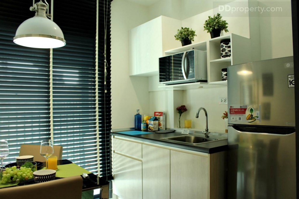 ชุดครัวบิลท์อินทั้งตั้งพื้นและแบบลอยตัว พื้นผิวบิลท์อินท็อปด้วยลามิเนต มีก๊อกน้ำ อ่าง ชั้นเก็บของ ไม่มีเตาเครื่องดูดอากาศ และพวกเครื่องใช้ไฟฟ้าต่างๆ ให้