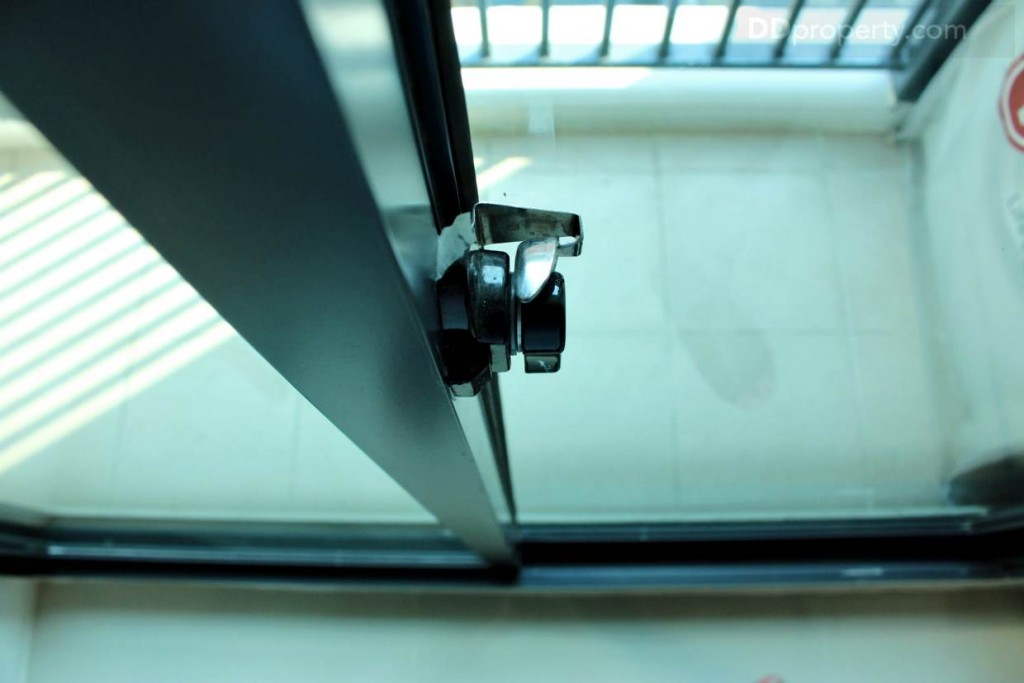 ประตูระเบียงเป็นแบบกระจกบานเลื่อนล็อค 2 ตอน