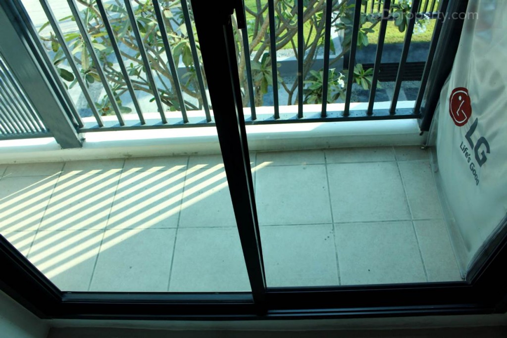 ระหว่างห้องครัวกับระเบียงมีการยกขอบฉากกัน 5 ซม. โดยประมาณ เพื่อกันฝุ่นและกันน้ำจากภายนอกระเบียง