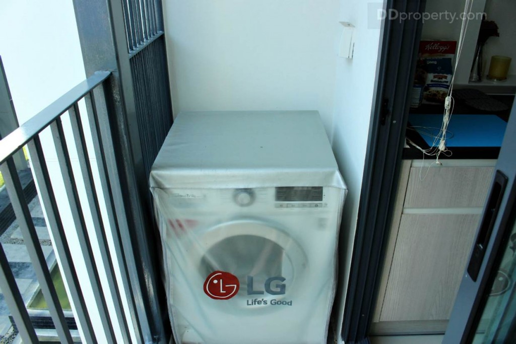 ความกว้างของระเบียงไม่ต่ำกว่า 0.5 เมตร เพราะสามารถวางเครื่องซักผ้าแบบฝาหน้าได้พอดี แต่ใครมีแบบฝาบนก็สามารถใช้ได้เช่นกัน เพราะมีความสูงจากระดับคอมเพรสเซอร์แอร์ที่เพียงพอ