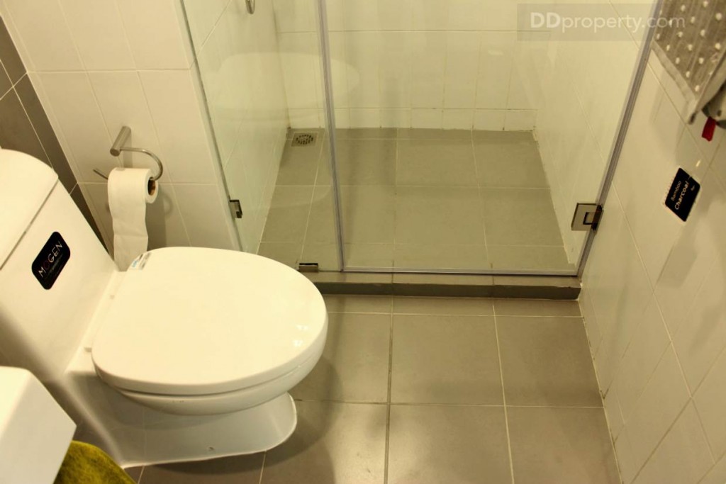 ห้องอาบน้ำมีขนาด 0.5 x 0.5 ม. โดยประมาณ พร้อมยกขอบบริเวณส่วนอาบน้ำ เพื่อให้น้ำไม่กระเด็นมาเลอะพื้นส่วนอื่น พร้อมฉากกั้นกระจกนิรภัย