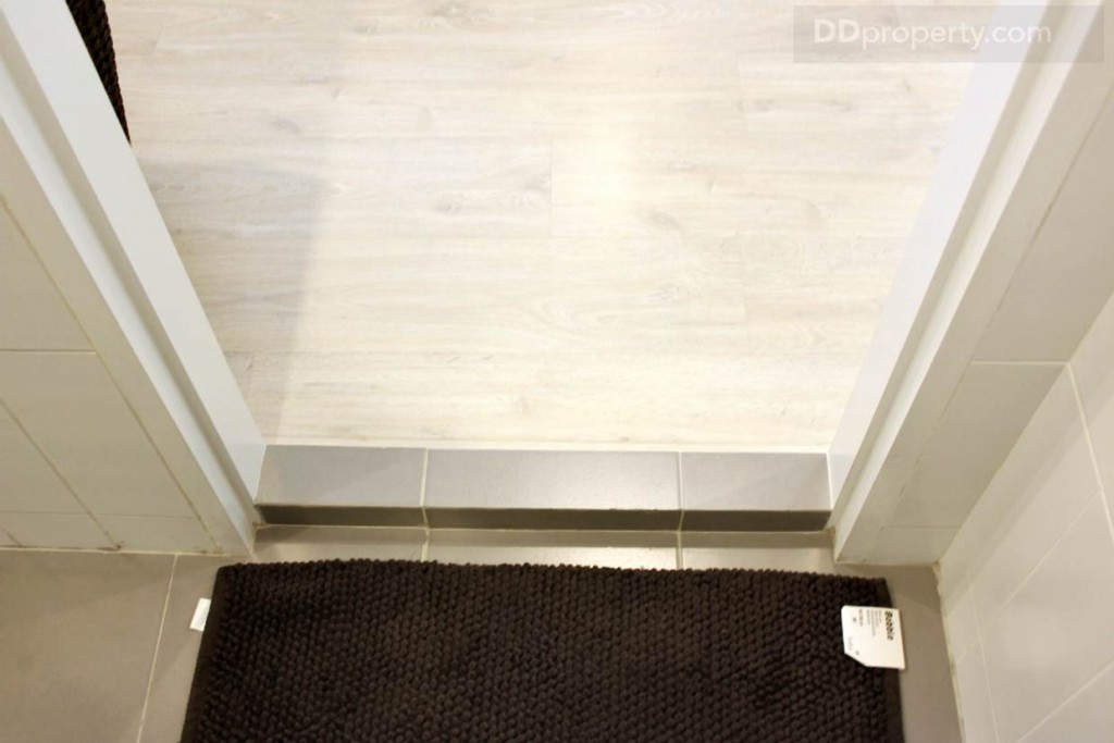 พื้นห้องน้ำปูกระเบื้องเซรามิกขนาด 0.30 x 0.30 ม. และมีการยกขอบเพื่อกันน้ำเช่นกัน ทั้งนี้ก็เพื่อไม่ให้น้ำกระเด็นไปโดนพื้นลามิเนต