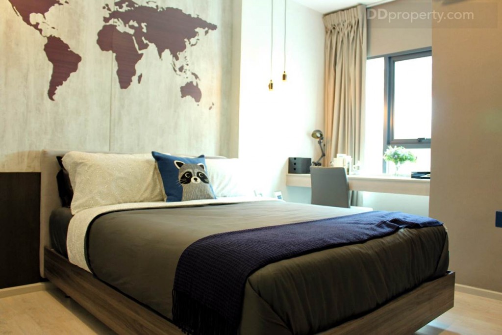 พื้นที่แสงมาจากบริเวณหน้าต่างโต๊ะทำงาน ซึ่งจะมีการเข้ามุมจากพื้นที่ของระเบียง ซึ่งจริงๆ แล้วคนส่วนใหญ่อาจจะไม่ได้ใช้ระเบียงสักเท่าไหร่ ซึ่งหากมุมนี้หายไปก็จะทำให้ห้องนี้ดูกว้างขึ้น และหน้าต่างก็จะบานใหญ่ขึ้น ทำให้ห้องสว่างและดูโล่งขึ้นอีกด้วย