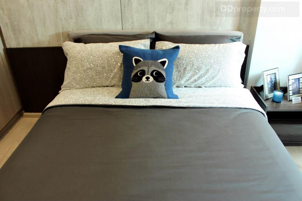 เตียงขนาด 5 ฟุตสไตล์โมเดิร์นที่ทางโครงการแถมมาให้