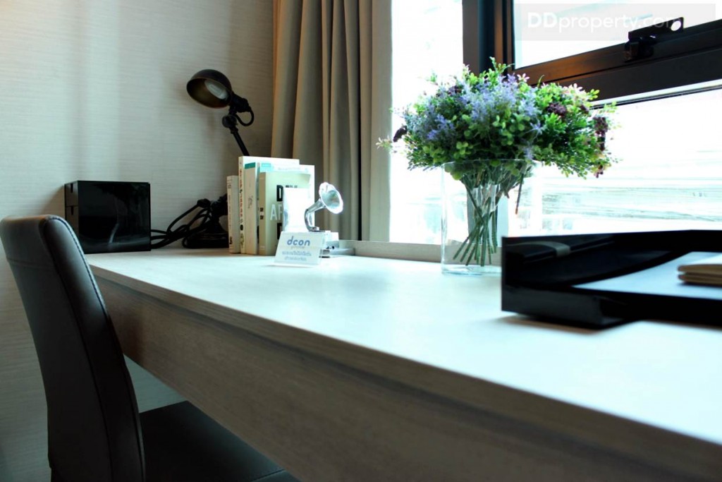 แต่ถ้าไม่มีโต๊ะทำงานบางคนก็จะใช้เป็นที่วางโซฟาเบดแทน แต่ที่โครงการให้มานี้ก็สวยงามลงตัวดีอยู่แล้ว