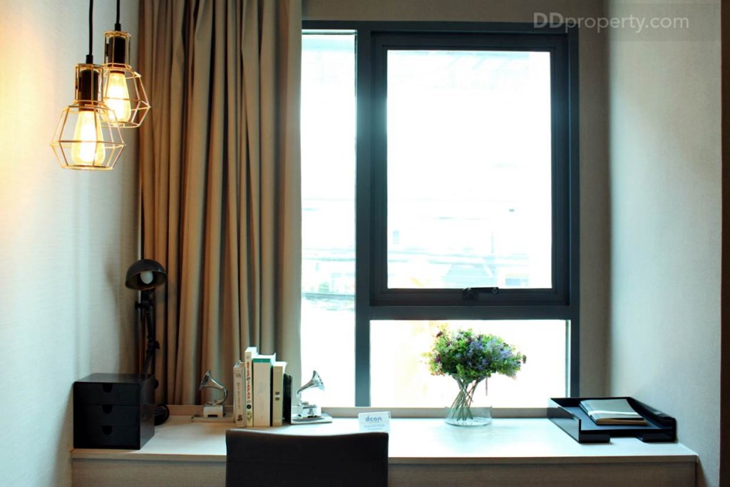 โต๊ะทำงานแบบบิลท์อินแบบลอยตัว ซึ่งออกแบบมาได้รับกับพื้นที่พอดี พร้อมหน้าต่างบานกระทุ้ง