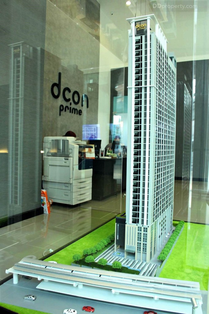 การวางแปลนของอาคารจะวางตามแนวลึกแบบสี่เหลี่ยมผืนผ้า ด้านหน้าทางเข้าโครงการหันมาทางทิศใต้อยู่ติดกับถนนรัตนาธิเบศร์ ห่างจากจุดขึ้น-ลงรถไฟฟ้าสายสีม่วงสถานีไทรม้าประมาณ 100 เมตร