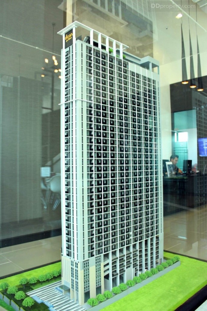 มุมมองของตัวอาคารฝั่งทิศตะวันออกเฉียงใต้ จะเป็นฝั่งที่จะมองเห็นวิวของแม่น้ำเจ้าพระยาและสะพานพระนั่งเกล้า