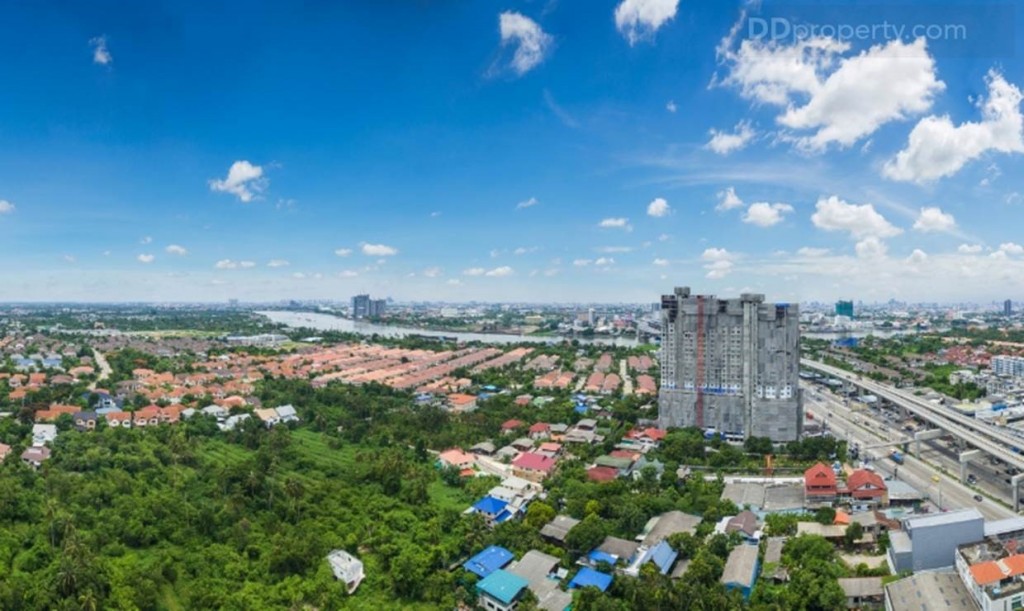 วิวทางทิศตะวันออก จากความสูง 73 เมตร ประมาณชั้นที่ 25 ถือได้ว่าเป็นทิศที่ได้รับความนิยมมากที่สุดเพราะสามารถมองเห็นแม่น้ำเจ้าพระยา และสะพานพระนั่งเกล้า ซึ่งอาจะติดอยู่ที่จะมีอีกโครงบัง (Rich Park @ เจ้าพระยาที่สูง 33) อยู่เล็กน้อย แต่ด้วยระยะห่างของโครงการประมาณ 250 – 300 เมตร ทำให้ไม่น่าจะเป็นปัญหาเรื่องของทัศนะวิสัยแต่อย่างใด ยิ่งถ้าเป็นชั้น 30 ขึ้นไปก็ลืมเรื่องบล็อกวิวไปได้เลย