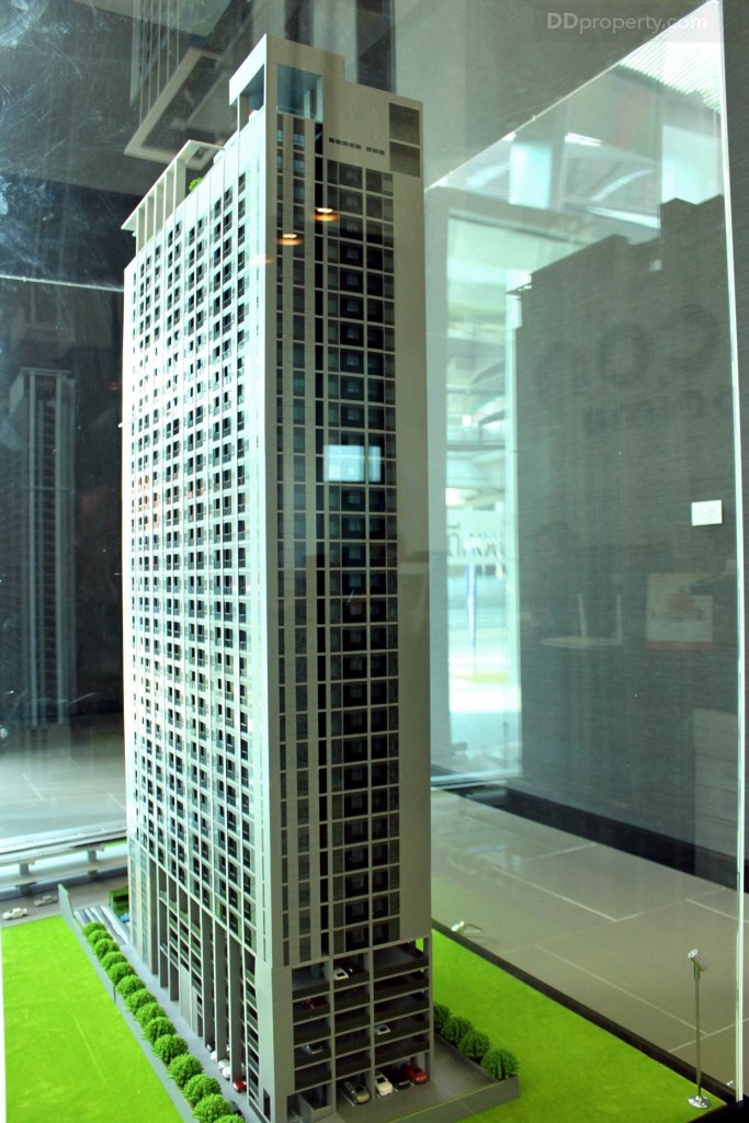 มุมมองของตัวอาคารฝั่งทิศตะวันออกเฉียงเหนือ จากมุมมองด้านนี้จะสามารถมองเห็นวิวของแม่น้ำเจ้าพระยา ส่วนพื้นที่ด้านหลังโครงการหรือทางทิศเหนือจะเป็นพื้นที่ชุมชน ซึ่งส่วนใหญ่จะเป็นสิ่งปลูกสร้างแนวราบ