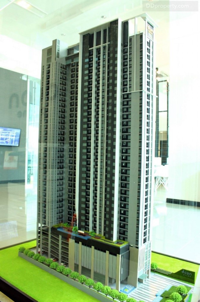 มุมมองของตัวอาคารฝั่งทิศตะวันเฉียงใต้ จะมองเห็นแนวถนนเส้นรัตนาธิเบศร์ยาวเกือบตลอดทั้งเส้น