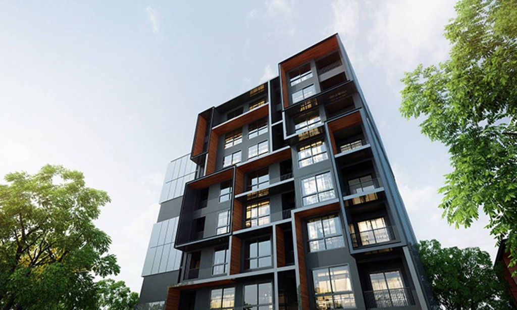 ตัวอาคารนั้นจะเน้นโทนสีขาว-เทา-น้ำตาล ดีไซน์อาคารเรียบๆ สไตล์โมเดิร์น เน้นสร้างมิติให้กับตัวอาคาร ด้วยออกแบบให้ Facade มีขอบที่ยื่นออกมาทำให้ดูมีลูกเล่นมากขึ้น