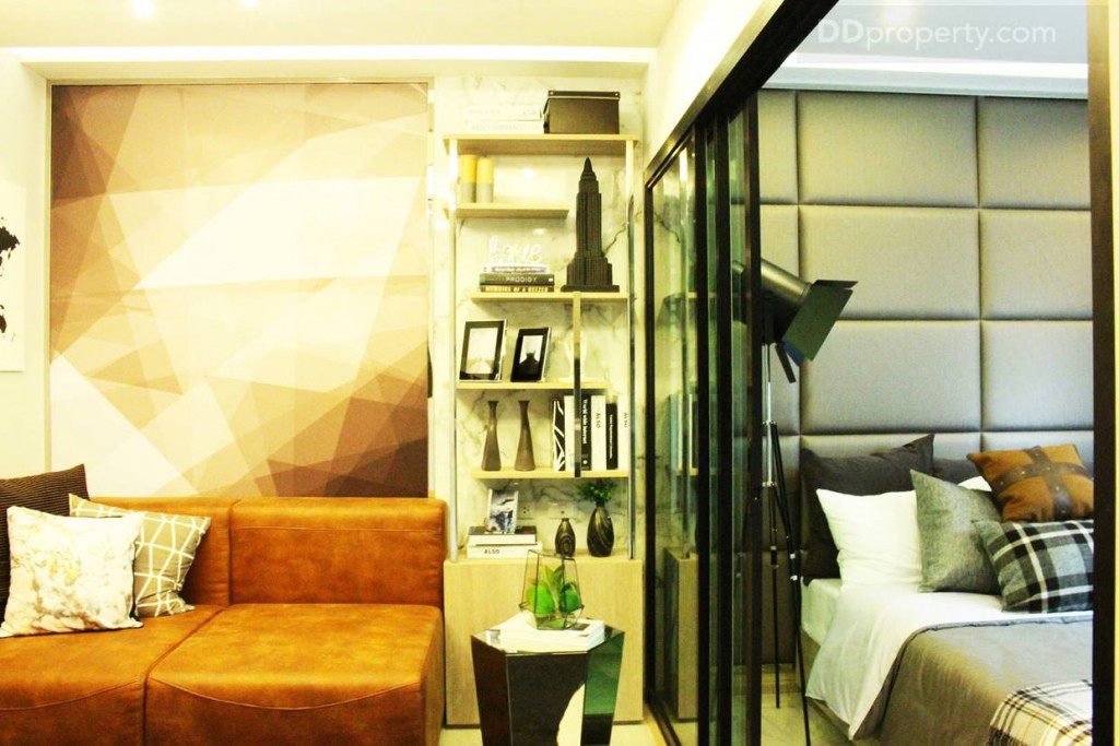 ภายในห้องตัวอย่างมีการแยกโซน Living room และห้องนอนอย่างเป็นสัดส่วนด้วยฉากกั้น ซึ่งห้องจริงก็ได้แบบนี้เช่นกัน