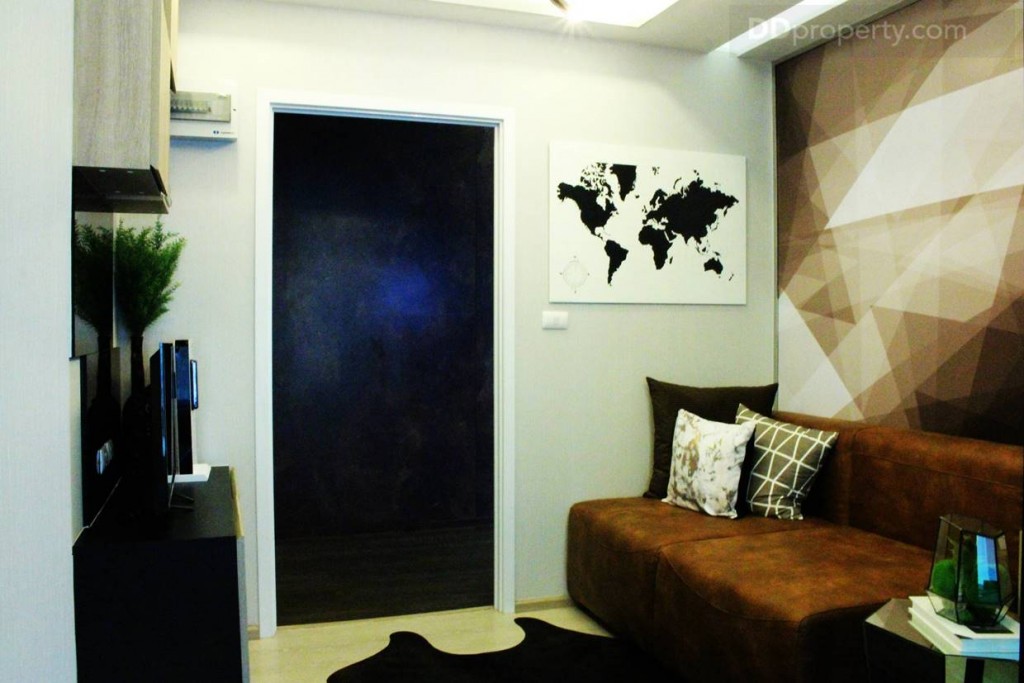 พื้นที่ห้อง Living room จะอยู่ด้านหน้าทางเข้า พร้อมโซฟาแบบ 2 ที่นั่ง ที่ทางโครงการจะแถมมาให้ ซึ่งเหมือน หรือเทียบเท่ากับที่เห็นในห้องตัวอย่าง