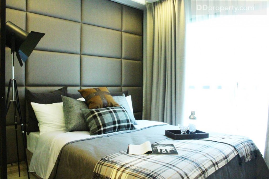 มุมมองภายในห้องนอนกับเพดานที่สูงกว่า 2.45 เมตร ทำให้ภายในห้องนอนดูโปร่งสบาย