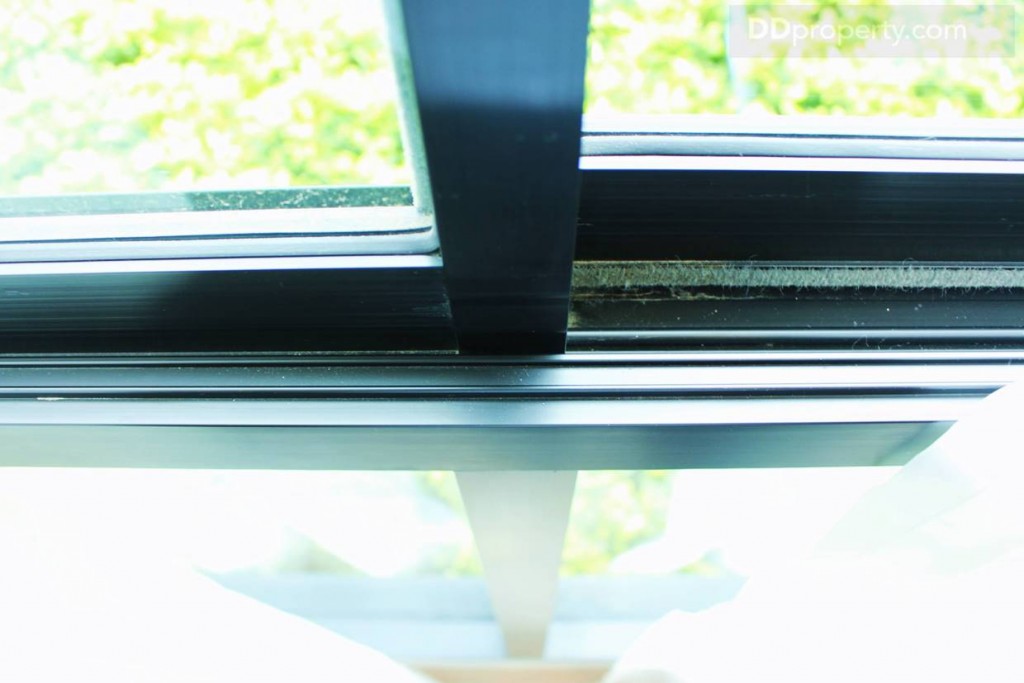 กระจกภายในห้องนอนเป็นแบบเขียวใส ขอบอะลูมิเนียมบานสไลด์ 2 ตอน