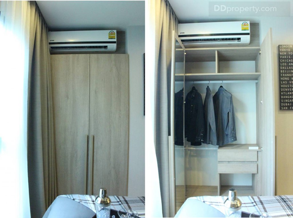 ตู้เสื้อผ้าบิลท์อินอยู่ภายในห้องนอน พร้อมแอร์ขนาด 9000 BTU ของ YORK