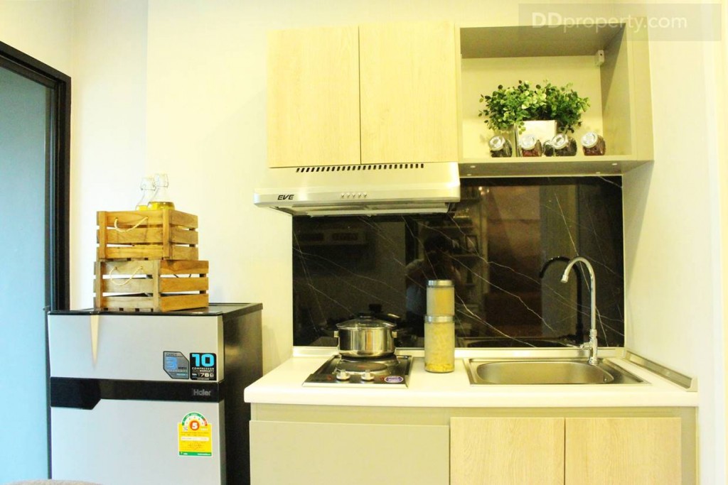 ชุดครัวบิลท์อินให้มาให้พร้อมเตาไฟฟ้า และเครื่องดูดควันยี่ห้อ EVE แต่ตู้เย็นที่เห็น เป็นเพียงไอเดียในการแต่งห้อง ไม่ได้ให้มาด้วยนะครับ