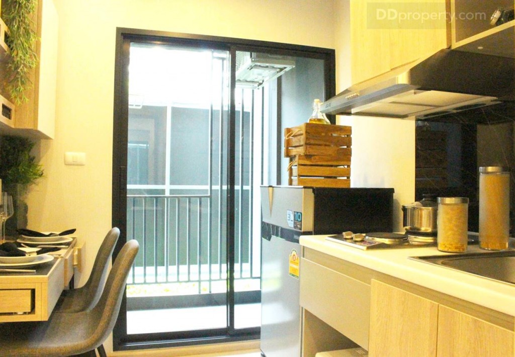 ห้องครัวอยู่ก่อนระเบียงเพื่อให้สามารถระบายกลิ่นได้ดี แต่การที่เป็นห้องครัวเปิดก็อาจทำให้มีกลิ่นอาหารอยู่ภายในห้องบ้าง แต่ทางโครงการก็มีดครื่องดูดควันก็พอช่วยได้บ้าง