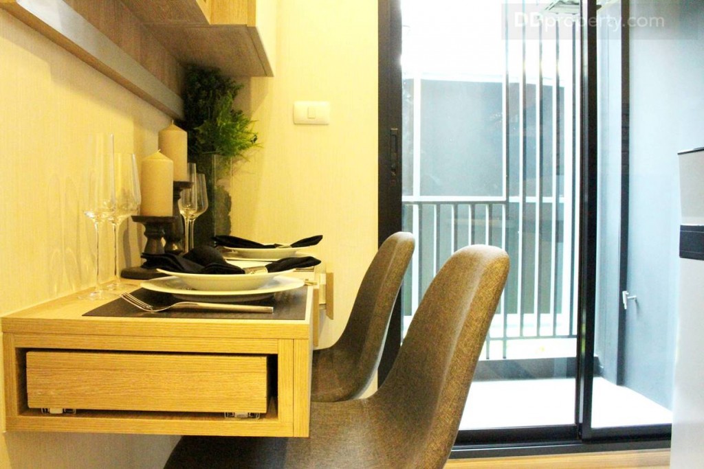 ทางโครงการบิลท์อินโต๊ะทานอาหารอเนกประสงค์มาให้เป็นแบบ 2 ที่นั่ง แต่ก็สามารดึงโต๊ะเสริมที่ซ้อนอยู่ออกมาเพิ่มเป็น โต๊ะสำหรับ 3 คนได้เช่นกัน พอไม่ใช้ก็เก็บเข้าที่เดิม