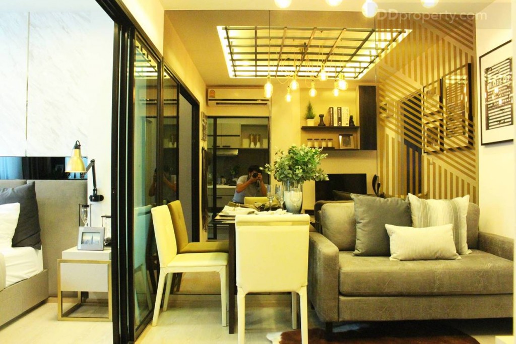 โต๊ะทานอาหารถูกย้ายมาอยู่ข้างโซฟา