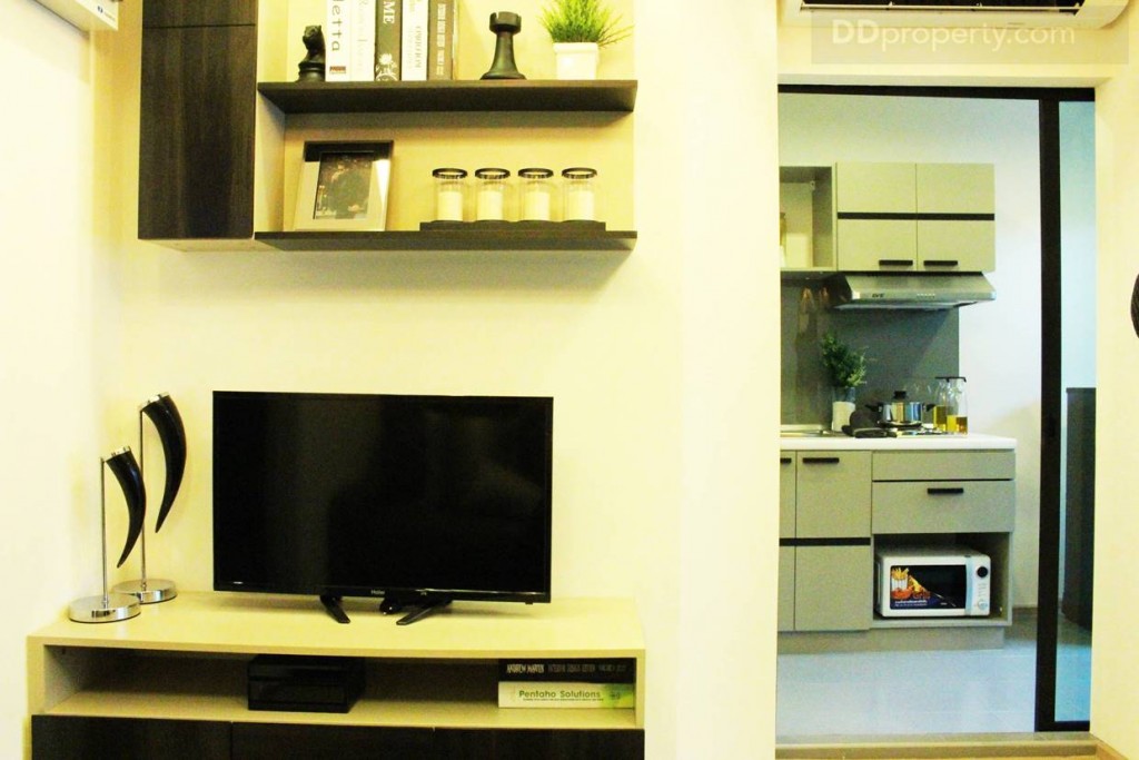 ชั้นวางทีวีบิลท์อินอยู่ด้านหน้าทางเข้า บิลท์อินติดผนังของห้องน้ำ แต่เสียดายที่โครงการน่าจะบิลท์อินให้เต็มพื้นที่ของกำแพง