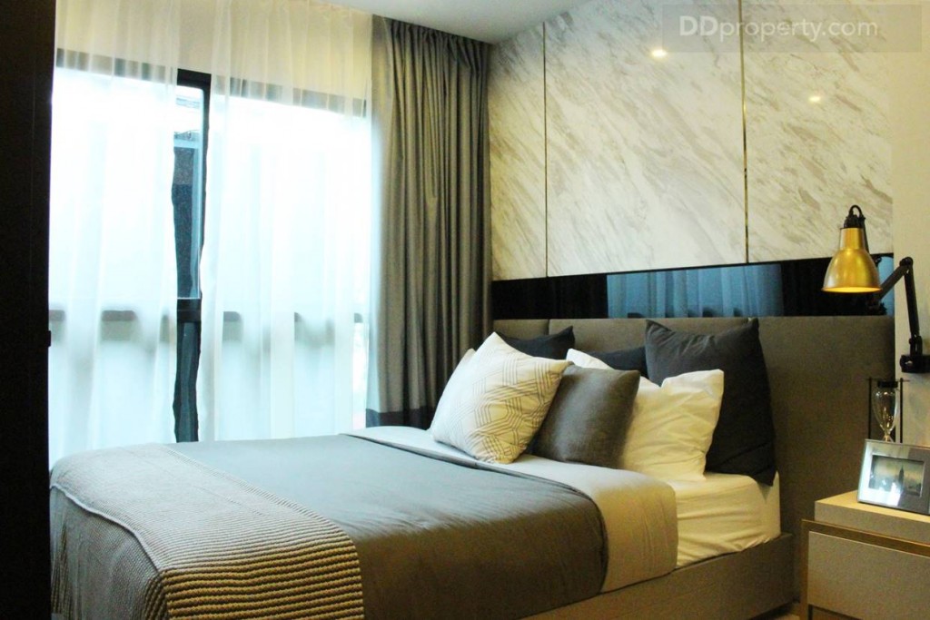 มุมมองภายในห้องนอน ส่วนผนังห้องจริงจะเป็นคอนกรีตฉาบเรียบทาสีขาวไม่เหมือนกับห้องตัวอย่าง