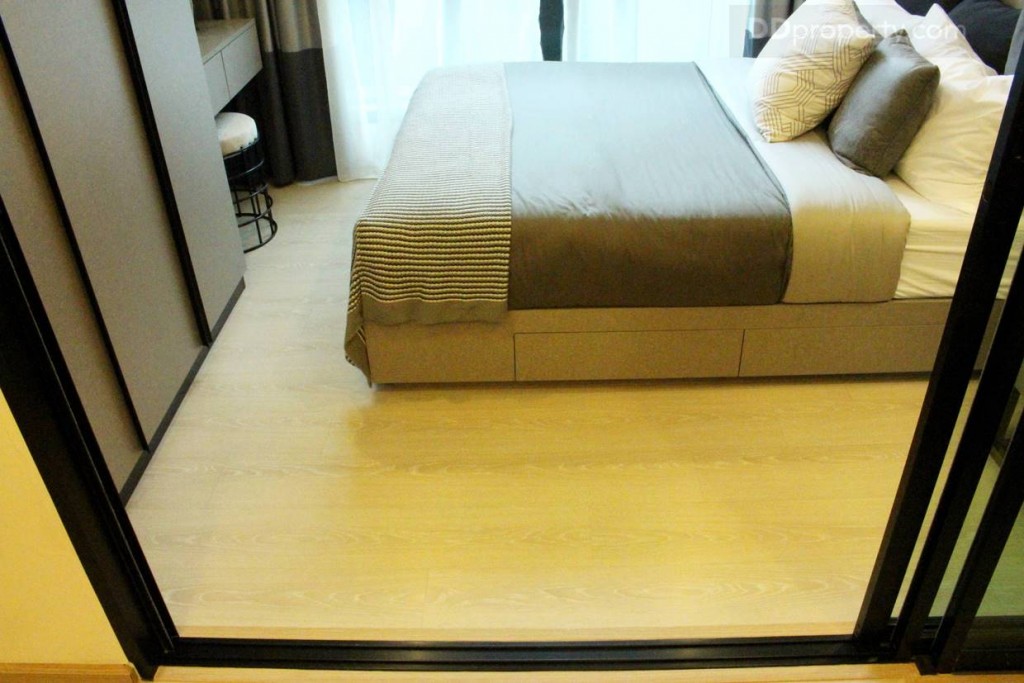 ขอบของฉากกั้นเป็นแบบฝังเพื่อให้เรียบเสมอกับพื้นป้องกันการเดินสะดุด