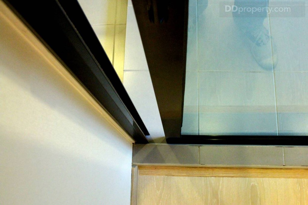 มีฉากกั้นระหว่างห้องครัวและห้องนั่งเล่นมีการยกขอบเพื่อกั้นส่วนและเพื่อความสะอาดต้องระวังเดินสะดุดนิดนึง