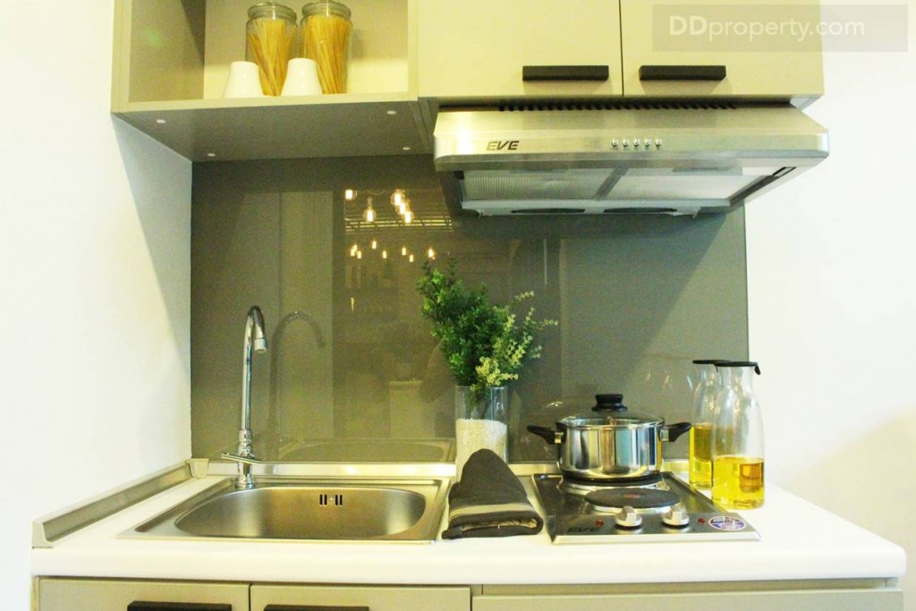 เตาไฟฟ้า เครื่องดูควันยี่ห้อ EVE เช่นกัน ส่วนผนังครัวเป็นแกรนิตโต้ผิวเรียบเงา ข้อดีคือง่ายต่อการทำความสะอาด