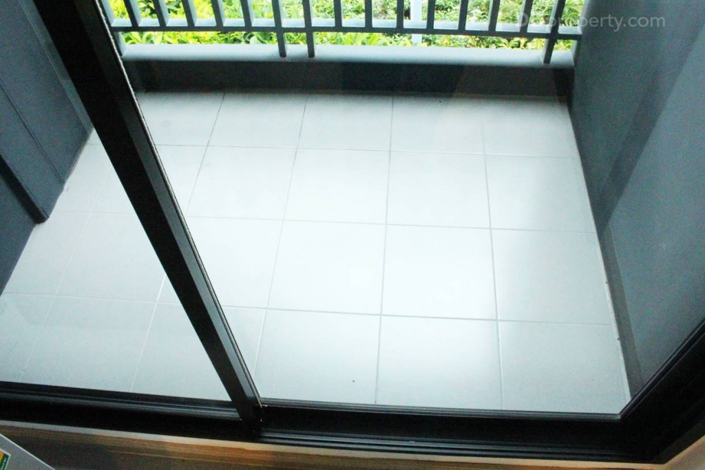 มีการยกขอบระหว่างห้องครัว และระเบียงเพื่อความสะอาด ระเบียงเป็นสี่เหลี่ยมจตุรัสขนาด 1.3 เมตร