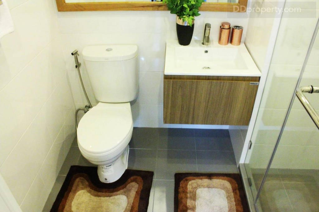 สุขภัณฑ์เป็นของ American Standard พร้อมบิลท์อินที่เก็บของใต้อ่างล่างหน้า