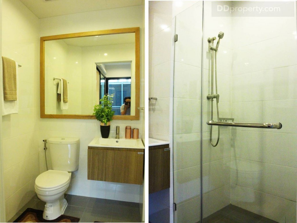 ภายในห้องน้ำมีการแยกส่วนเปียก-แห้งอย่างชัดเจน พร้อมกระจกบานใหญ่เต็มพื้นที่ ซึ่งน่าจะถูกใจใครหลายๆ คน ที่ชอบส่องกระจก