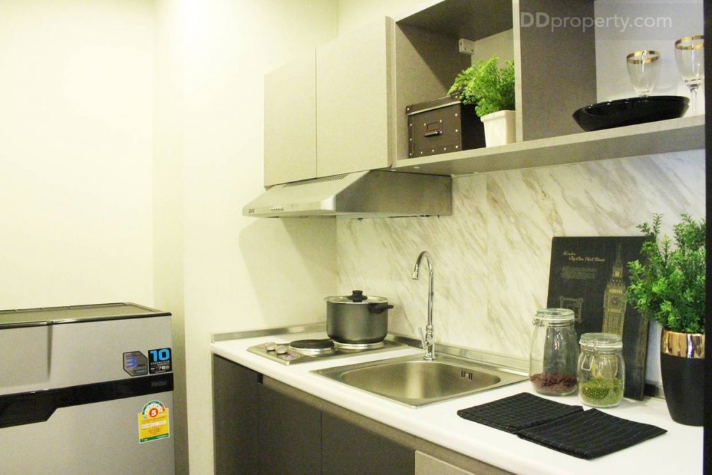 ด้านขวามือทางเข้าของห้องตัวอย่างจะเป็นพื้นที่ครัวแบบปิด มีฉากกั้นมาให้เรียบร้อย