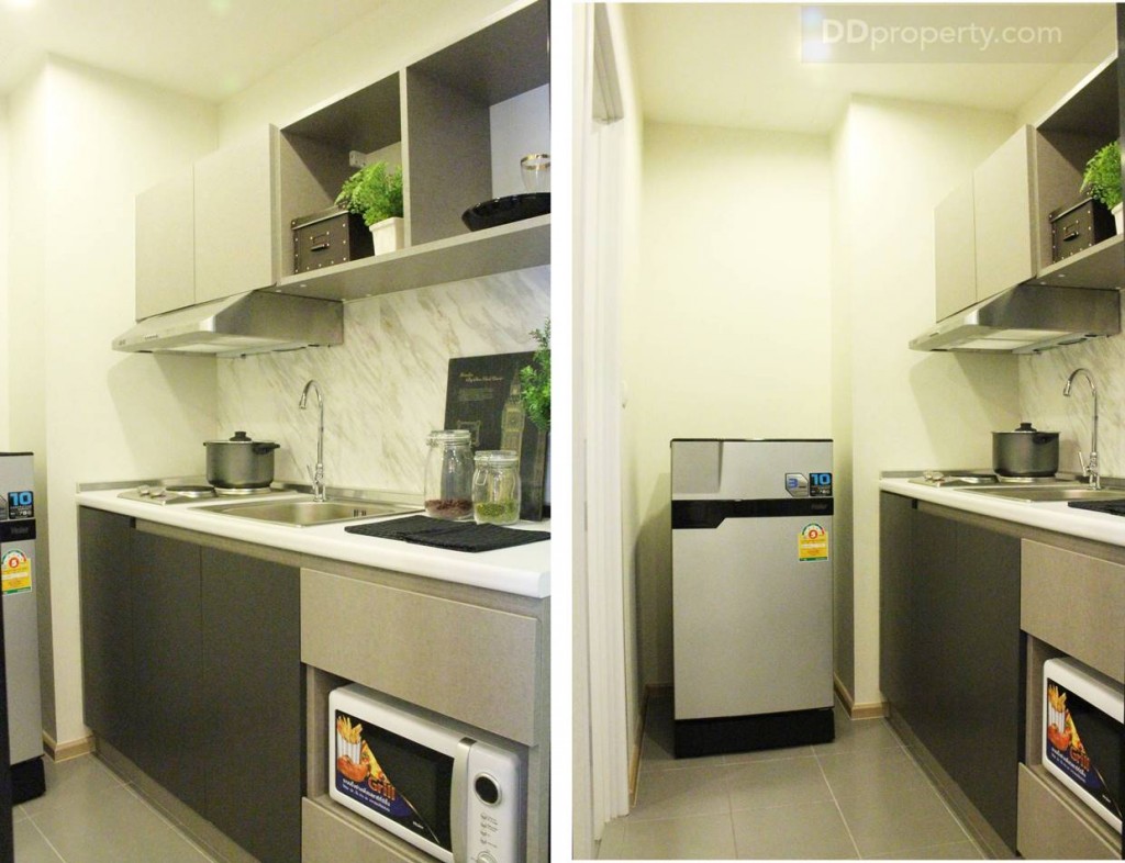 ชุดครัวบิลท์อินเป็นแนวยาวชิดกำแพงเพื่อความสะดวกในการใช้งาน