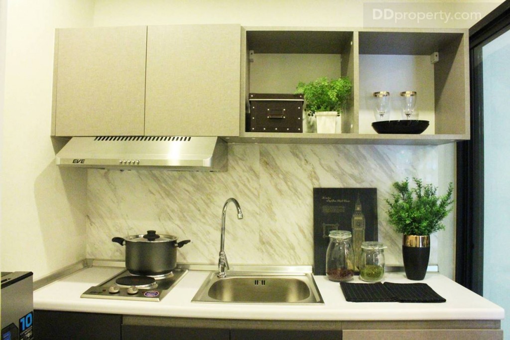 เตาไฟฟ้า เครื่องดูควันยี่ห้อ EVE เช่นกัน ส่วนผนังครัวติดด้วยกระเบื้องผิวเรียวเงาลายหินอ่อน เพื่อความสะดวกในการทำความสะอาด