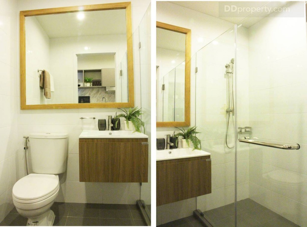 สุขภัณฑ์ของ American Standard พร้อมบิลท์อินที่เก็บของใต้อ่างล่างหน้า พร้อมกระจกบานใหญ่ มีการแยกส่วนเปียก-แห้งอย่างเป็นสัดส่วน