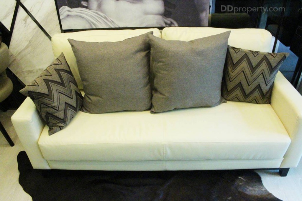 โซฟาขนาด 3 ที่นั่งเป็นดีไซน์เฉพาะของโครงการ ซึ่งแต่ละ Type ห็จะแตกต่างกันออกไป หรือเทียบเท่ากับที่เห็นในห้องตัวอย่าง