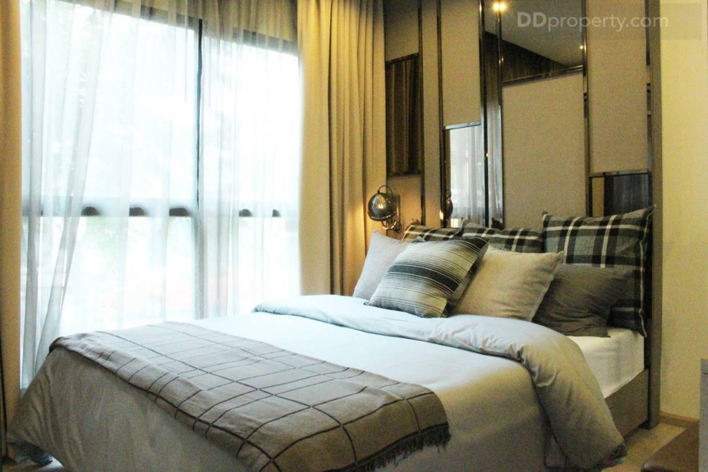 มุมมองภายในห้องนอน หัวเตียงติดกระจกทำให้ห้องดูกว้างขึ้น