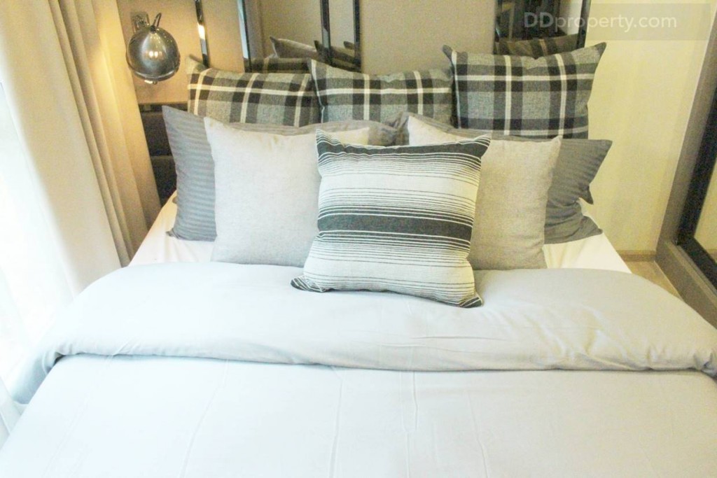 เตียงขนาด 5 ฟุตตามแบบมาตรฐาน เต็มพื้นที่ของห้องนอน