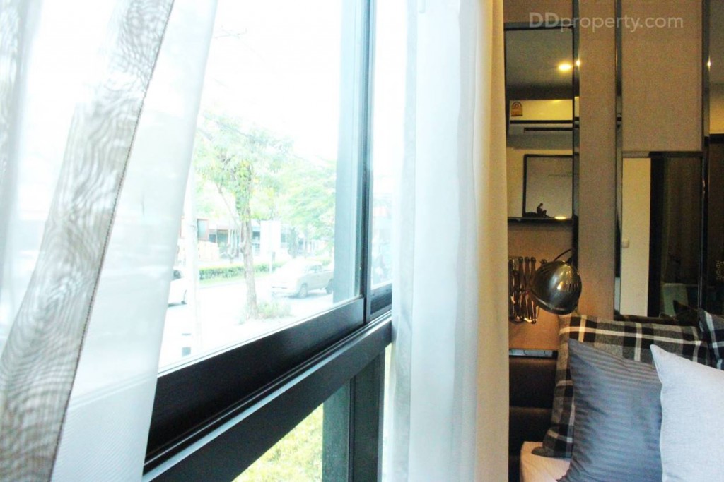 หน้าต่างห้องนอนเป็นกระจกบานเลื่อนใสเขียวแบบทั่วไป ไม่ได้กันเสียง แต่เฟส 1 อยู่ด้านใน เรื่องเสียงของรถที่สัญจรไปมาภายในซอยอาจจะไม่ใช่ปัญหา