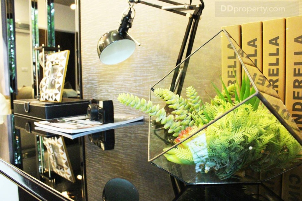 โต๊ะทำงานจะบิลท์อินอยู่บริเวณห้องโถง อยู่ติดกับระเบียงห้องทำให้ได้แสงธรรมชาติ