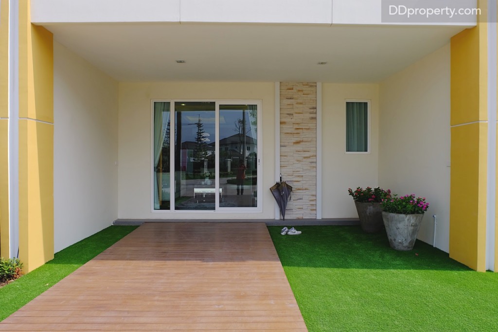 สังเกตว่าพื้นที่หน้าบ้านจะแตกต่างจาก 2 แบบบ้านก่อนหน้านี้ คือเปิดโล่งเต็มพื้นที่