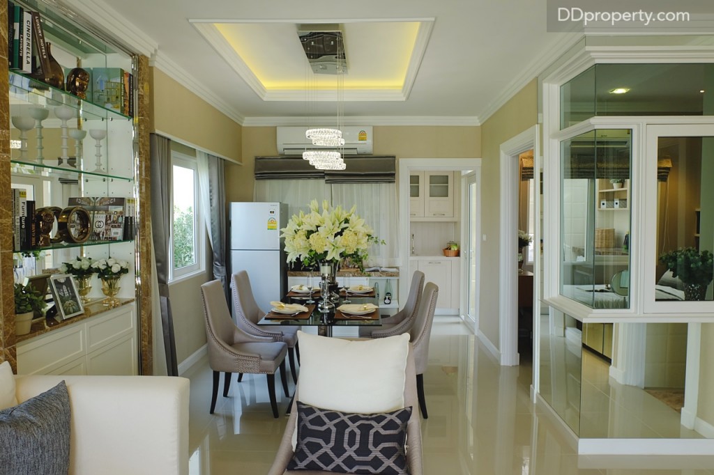 layout ยังคงคล้ายคลึงกัน แต่พื้นที่นั่งเล่นจะกว้างกว่ามาก (ประมาณ 4.5 เมตร)