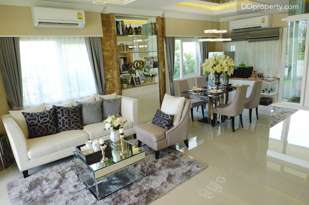 เนื่องจากมีพื้นที่ใช้สอยเพิ่มเข้ามา ทำให้สามารถวางโซฟาสำหรับ 4-5 ท่าน และโต๊ะอาหารขนาดที่ใหญ่ขึ้นได้อย่างสบาย