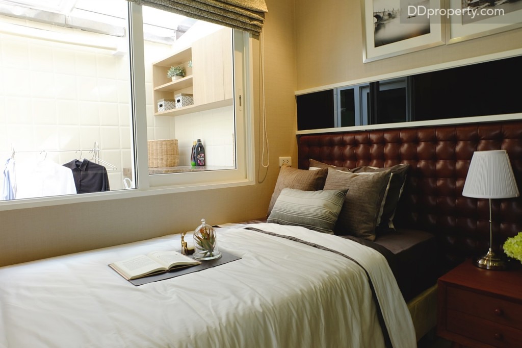 ติดกับห้องอเนกประสงค์ บริเวณชั้น 1 ด้านในบ้านจะเป็นอีกหนึ่งห้องอเนกประสงค์ขนาด 2.5x2 เมตรซึ่งทางโครงการเลือกแต่งเป็นห้องนอนขนาดเล็กชั้นล่าง/ หน้าต่างสามารถเปิดไปยังห้องอเนกประสงค์ส่วนหลังบ้านได้