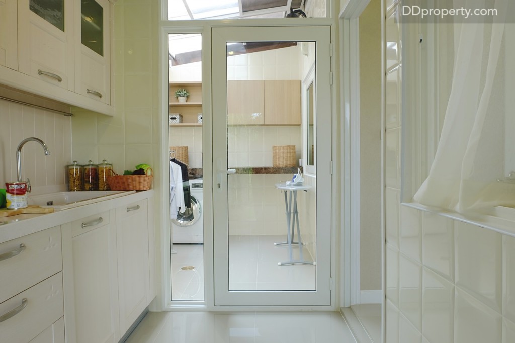 ฝั่งขวาของครัวจะเป็นห้องอเนกประสงค์ สามารถทำเป็นห้องซักรีดหรือห้องเก็บเครื่องมือต่างๆ ของคุณผู้ชายได้